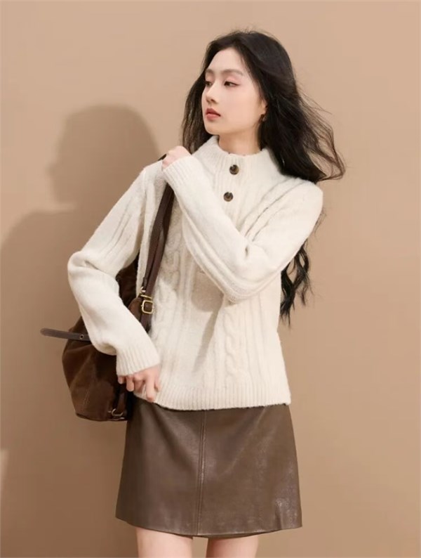 U&U 女装2025新款暖绒织冬：以温柔织就冬日铠甲，让温暖与时尚共生