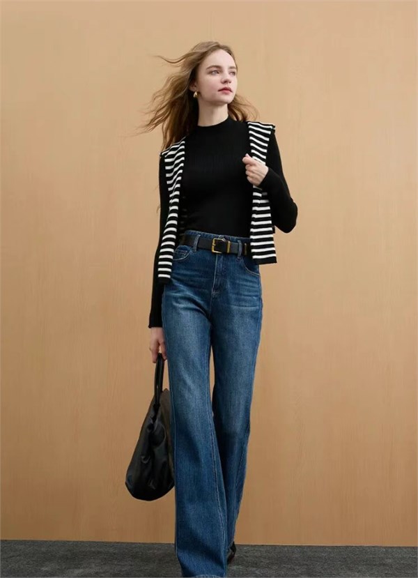 U&U 女装2025新款暖绒织冬：以温柔织就冬日铠甲，让温暖与时尚共生