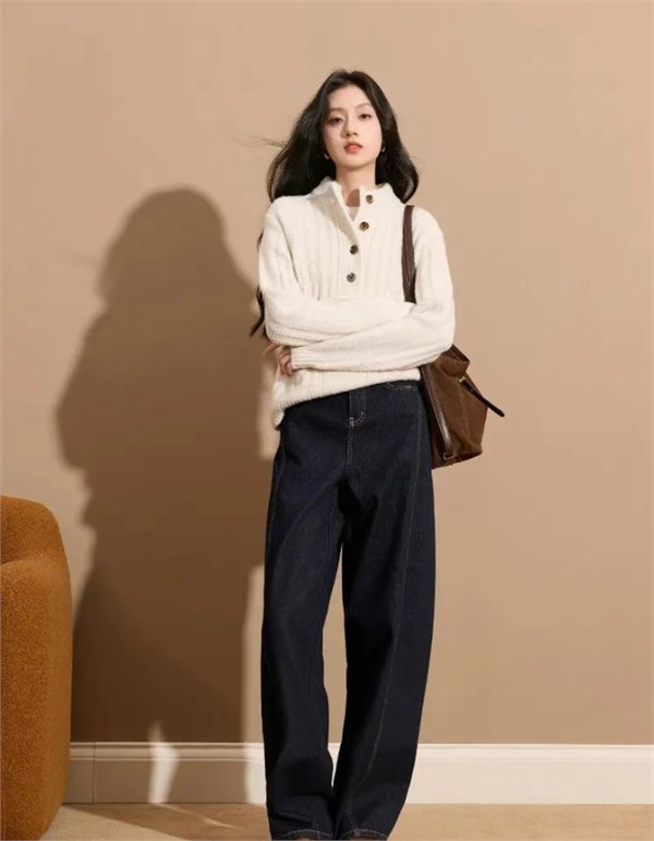 U&U 女装2025新款暖绒织冬：以温柔织就冬日铠甲，让温暖与时尚共生