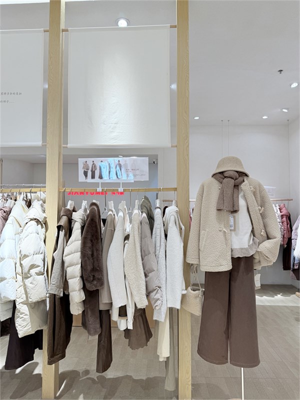 简与媄女装羊羔绒：裹着云朵，走进冬日的温柔梦境