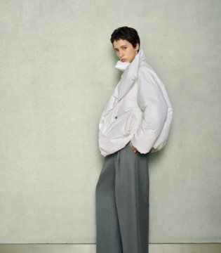 LESS女装：极简都市风，解锁羽绒服时尚新境界