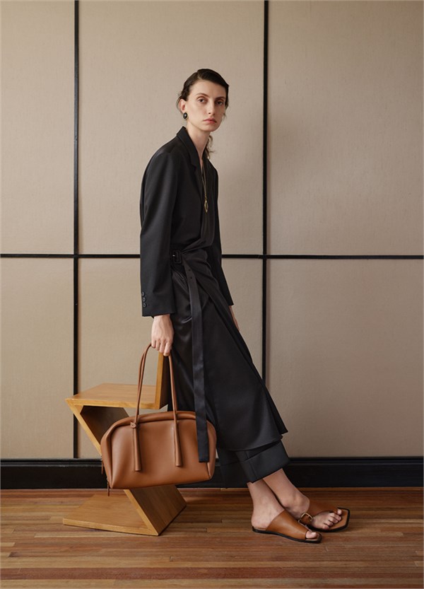 LESS 2026早春新品：以「无束」之名，重构都市女性的诗意栖居