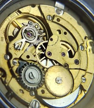 機(jī)械表保養(yǎng)預(yù)算指南：從天梭到勞力士，看懂價(jià)格讓每一分錢都值