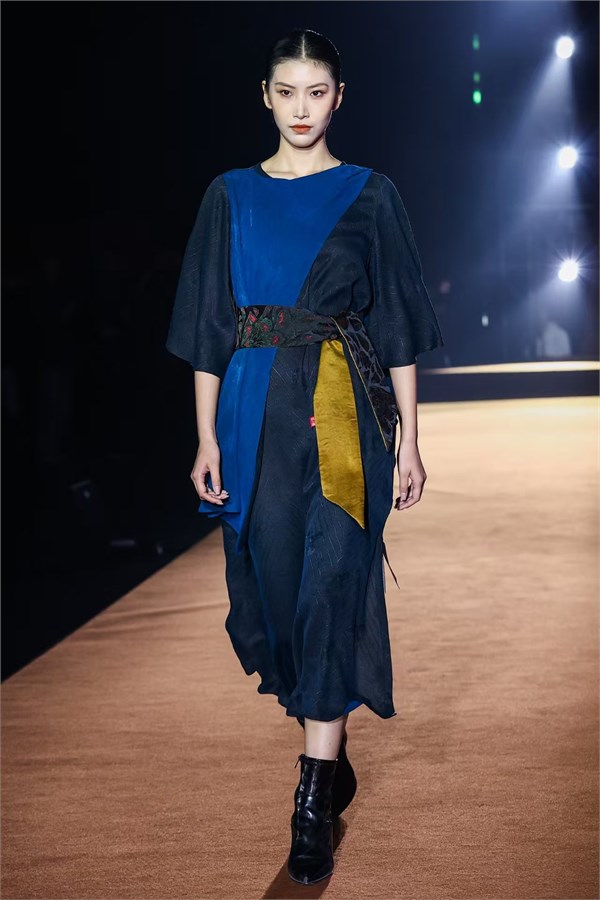 2025香云纱设计与交易展览会璀璨启幕 全国首个香云纱全产业链园区正式启用