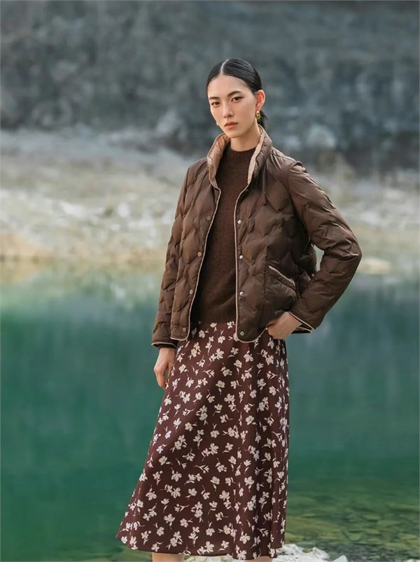 纤牌女装 | 以轻盈之姿，唤醒冬日的呼吸美学