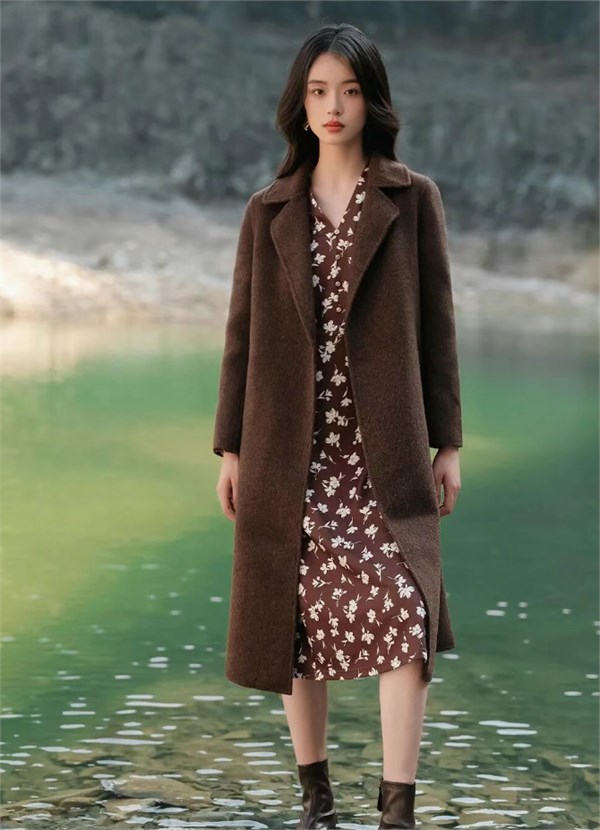 纤牌女装 | 以轻盈之姿，唤醒冬日的呼吸美学