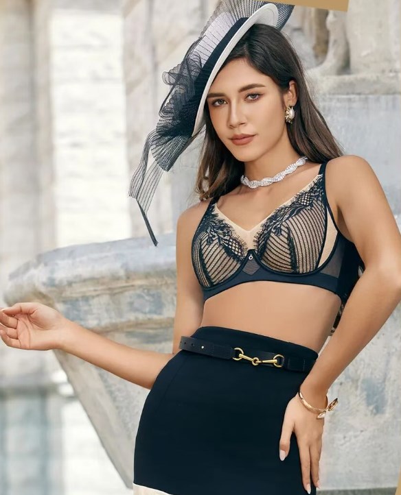 以莎莲妮觅影之名，赴一场凡尔赛绮境的曲线美学之约