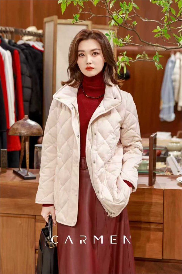 卡蔓女装：于冬日镌刻端庄优雅的时尚诗章