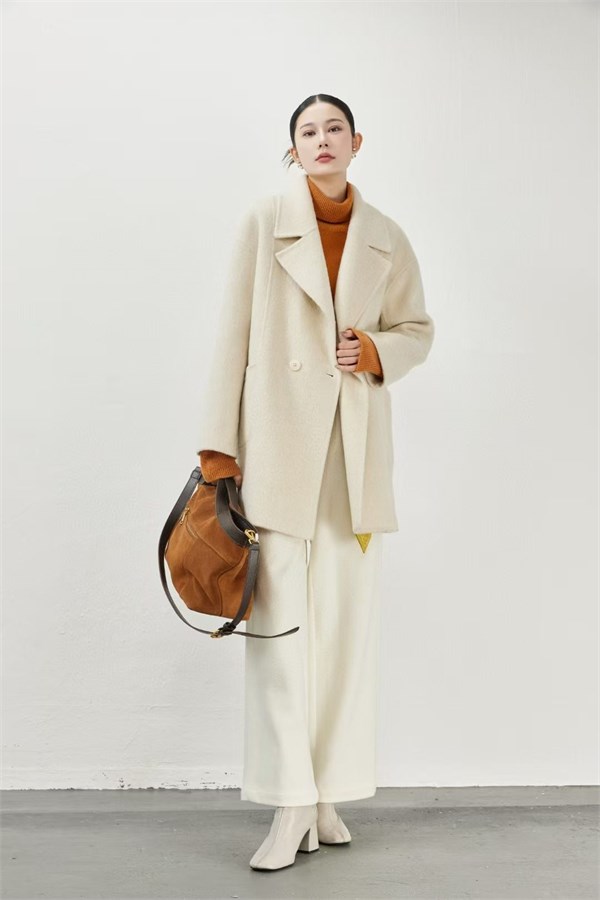 爱依莲冬日双璧｜米白羊毛大衣×短款羽绒外套，温柔与飒爽的暖意交响曲