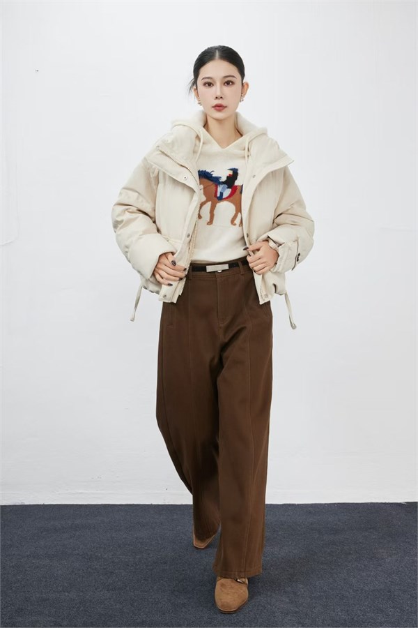 爱依莲冬日双璧｜米白羊毛大衣×短款羽绒外套，温柔与飒爽的暖意交响曲