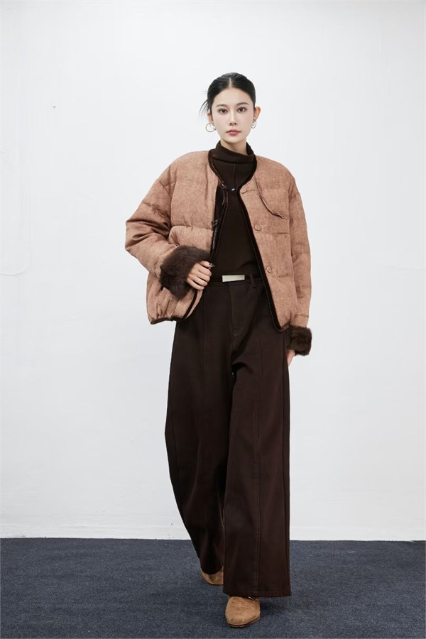 爱依莲冬日双璧｜米白羊毛大衣×短款羽绒外套，温柔与飒爽的暖意交响曲