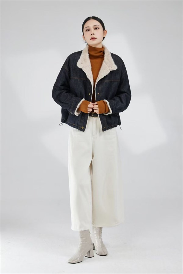 爱依莲冬日双璧｜米白羊毛大衣×短款羽绒外套，温柔与飒爽的暖意交响曲