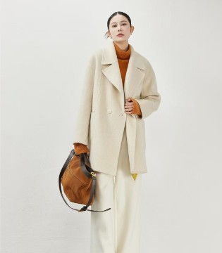 爱依莲冬日双璧｜米白羊毛大衣×短款羽绒外套，温柔与飒爽的暖意交响曲