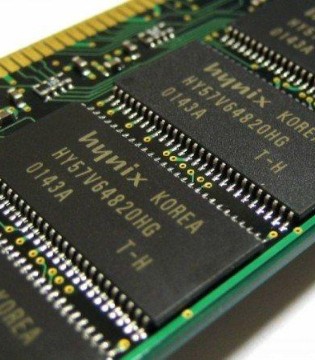 DRAM 內(nèi)存短缺持續(xù)發(fā)酵，行業(yè)生態(tài)鏈承壓調(diào)整