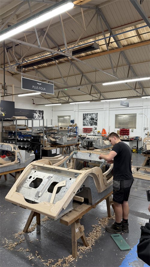 做松紧腰女裤,为什么跑去看手工豪车与奢侈品?