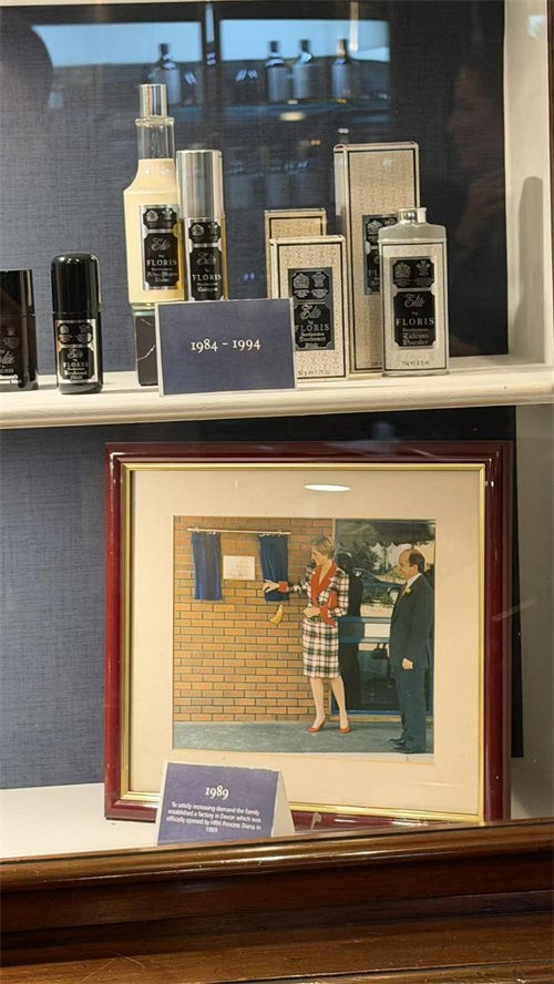 做松紧腰女裤,为什么跑去看手工豪车与奢侈品?