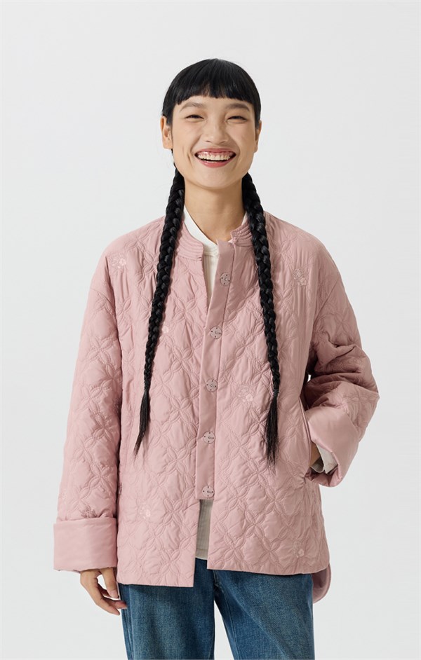 一袭花影满衣，半窗春色入怀