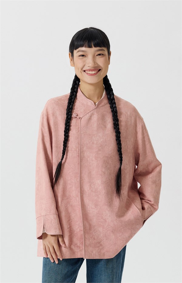 一袭花影满衣，半窗春色入怀