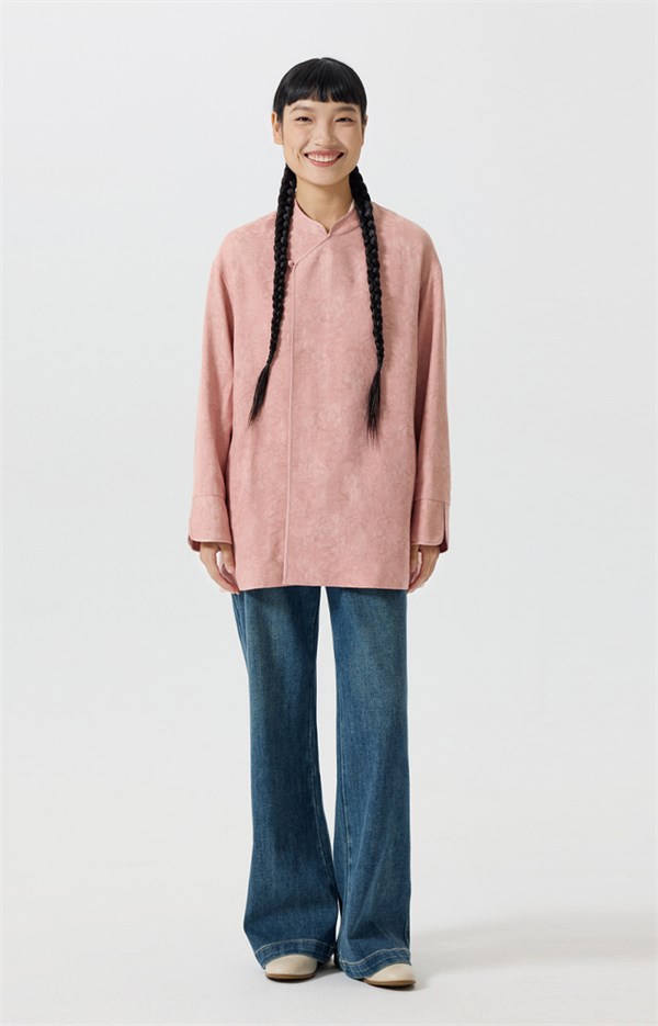 一袭花影满衣，半窗春色入怀