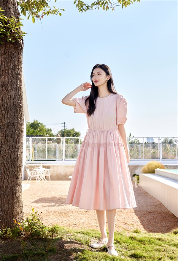 邂逅春日浪漫，婕依妮2026粉色裙装梦幻来袭
