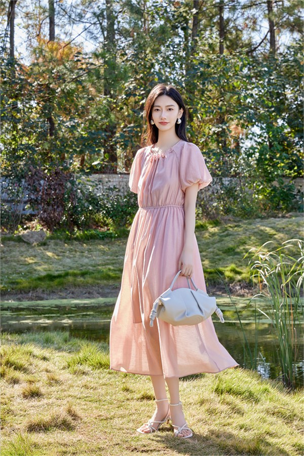 邂逅春日浪漫，婕依妮2026粉色裙装梦幻来袭