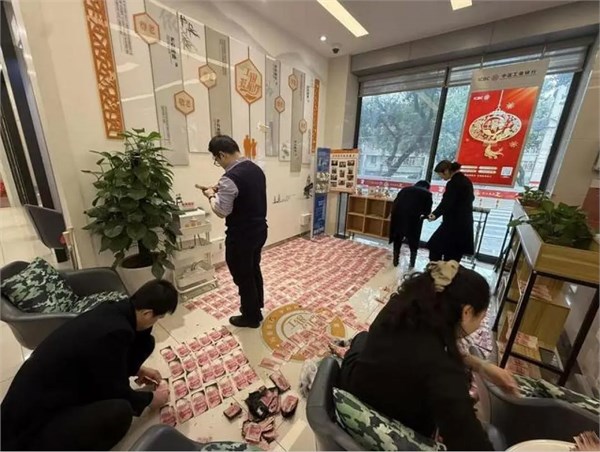 30万现金烧成黑炭，央行开绿色通道上门鉴定，新规保障兑换权益