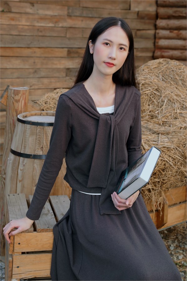 荣子女装新品：穿越时光的复古绮梦，极简港风的显瘦密码