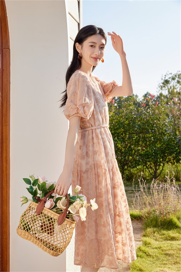 婕依妮春日之约：连衣裙摇曳花影，衬衫轻诉柔情