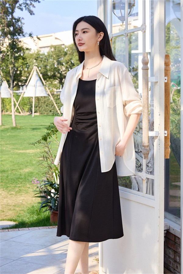 婕依妮春日之约：连衣裙摇曳花影，衬衫轻诉柔情