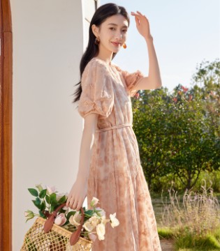 婕依妮春日之约：连衣裙摇曳花影，衬衫轻诉柔情