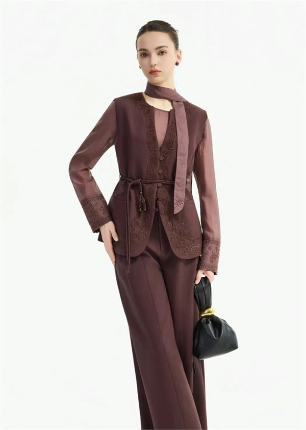 ZHIYI芝仪26春心动序章:复古摩登里,聆听春风与衣袂的私语