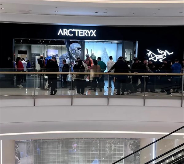 始祖鳥馬年限定沖鋒衣：從Alpha SV到Rush Jacket，一場關(guān)于傳承與創(chuàng)新的博弈