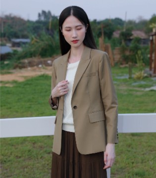 荣子女装 西装新玩法：打破刻板，解锁「休闲通勤」的松弛美学