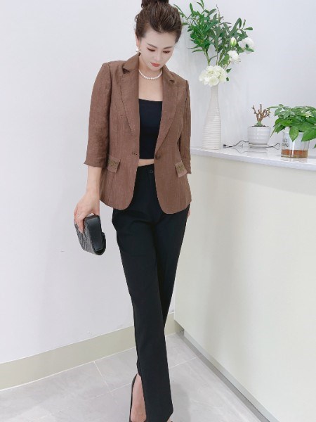 芮色2025秋冬新品系列：简约利落，重塑都市职场美学