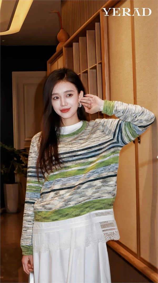 YERAD 春日治愈系穿搭：糯感针织×白色半裙，邂逅松弛之美