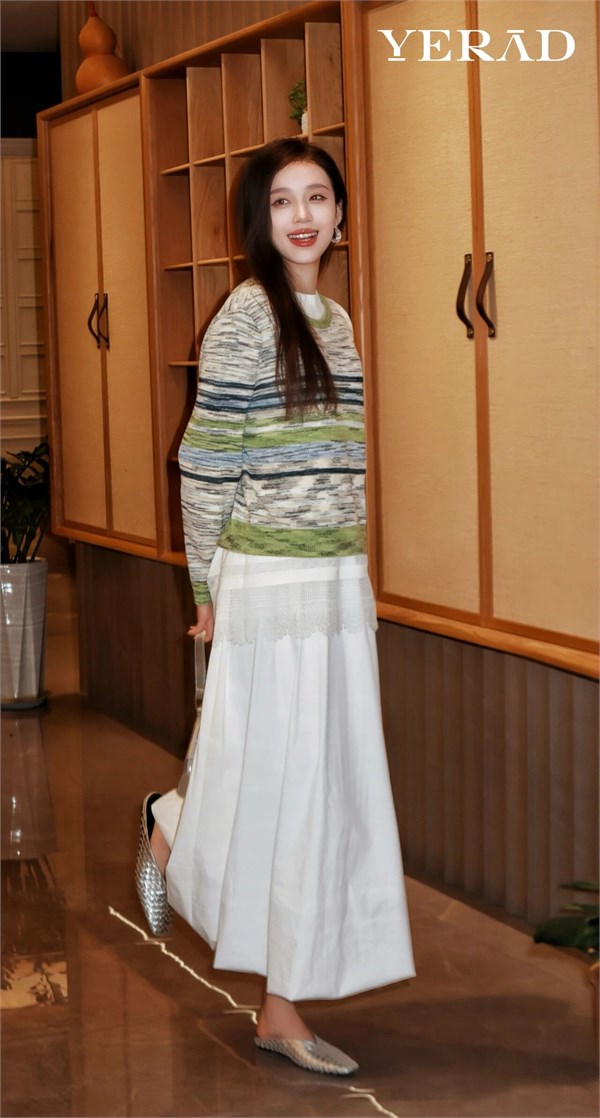 YERAD 春日治愈系穿搭：糯感针织×白色半裙，邂逅松弛之美