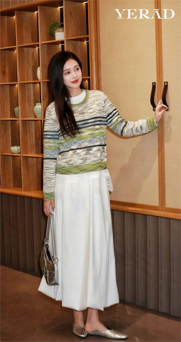 YERAD 春日治愈系穿搭：糯感针织×白色半裙，邂逅松弛之美