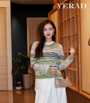 YERAD 春日治愈系穿搭：糯感针织×白色半裙，邂逅松弛之美