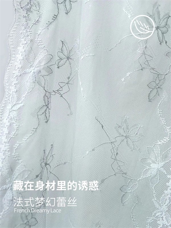 2026时尚的时尚浪潮席卷而来 ---- 蕾丝、缎面、原色牛仔与透明面料成为了T台与街头的主角。