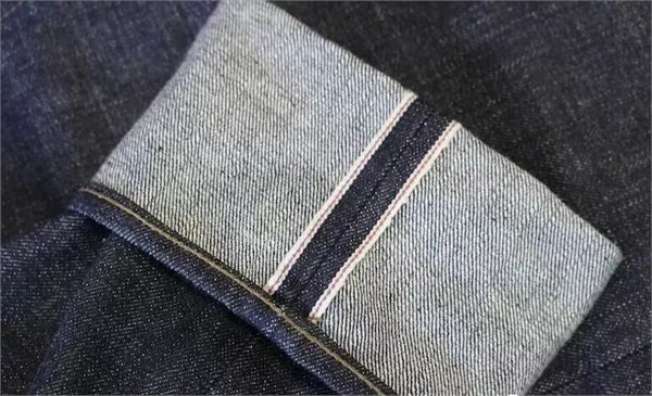 2026时尚的时尚浪潮席卷而来 ---- 蕾丝、缎面、原色牛仔与透明面料成为了T台与街头的主角。