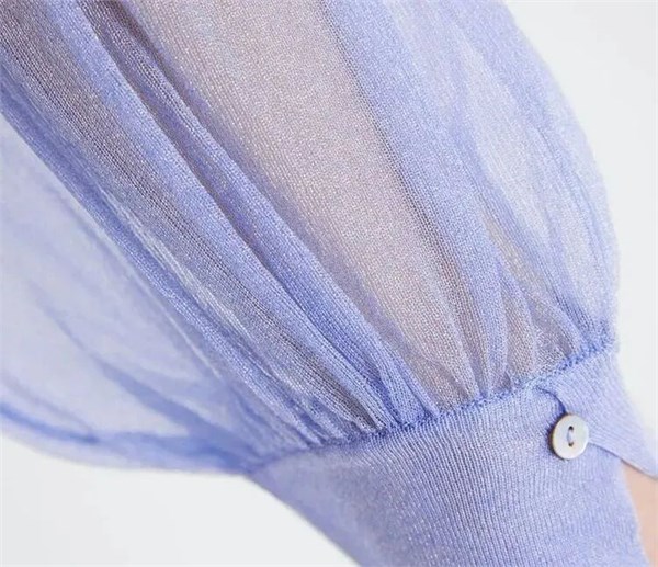 2026时尚的时尚浪潮席卷而来 ---- 蕾丝、缎面、原色牛仔与透明面料成为了T台与街头的主角。