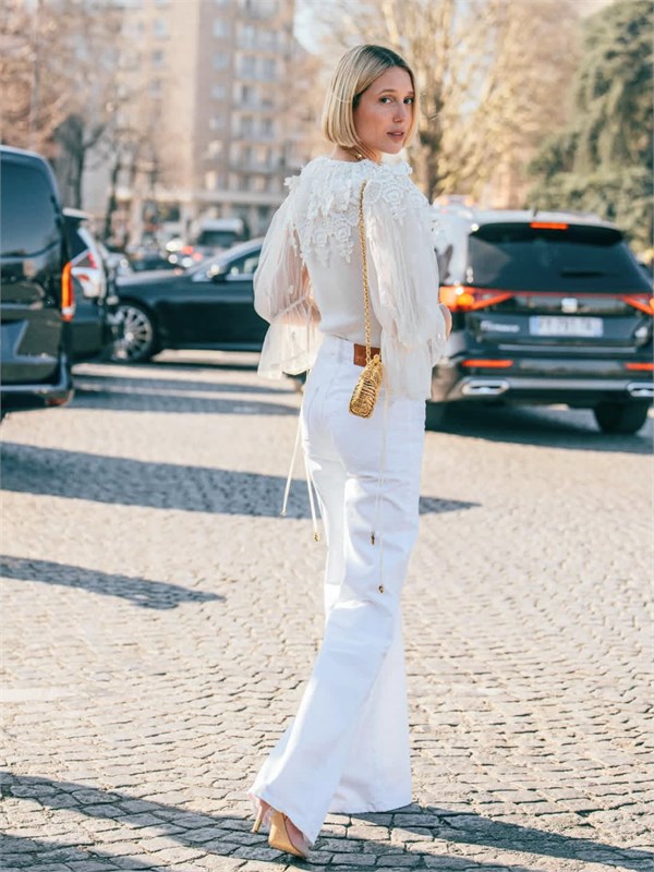 2026时尚的时尚浪潮席卷而来 ---- 蕾丝、缎面、原色牛仔与透明面料成为了T台与街头的主角。