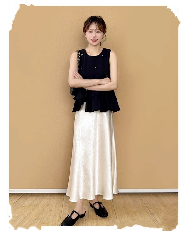 2026时尚的时尚浪潮席卷而来 ---- 蕾丝、缎面、原色牛仔与透明面料成为了T台与街头的主角。