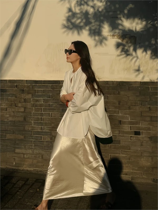 2026时尚的时尚浪潮席卷而来 ---- 蕾丝、缎面、原色牛仔与透明面料成为了T台与街头的主角。