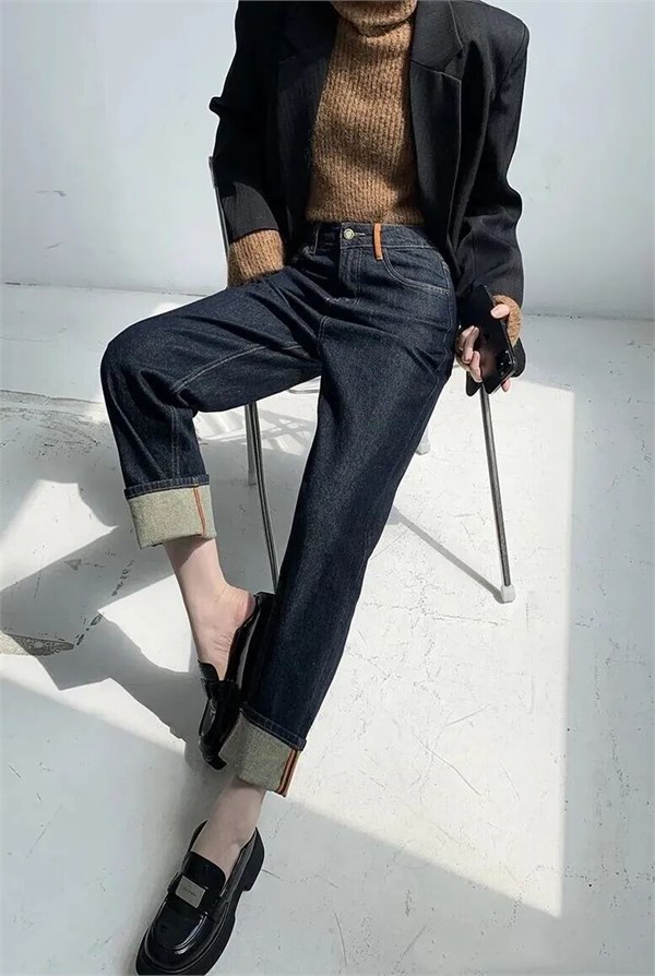 2026时尚的时尚浪潮席卷而来 ---- 蕾丝、缎面、原色牛仔与透明面料成为了T台与街头的主角。