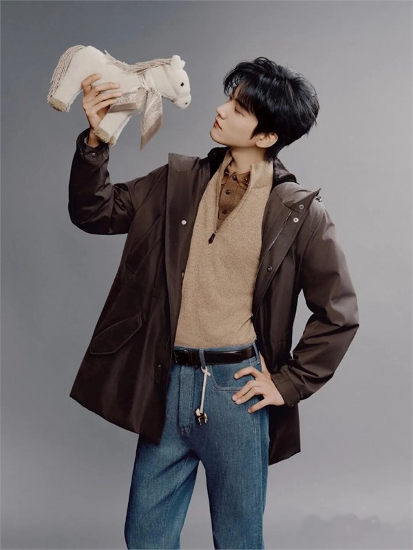 2026时尚的时尚浪潮席卷而来 ---- 蕾丝、缎面、原色牛仔与透明面料成为了T台与街头的主角。