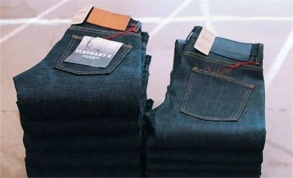 2026时尚的时尚浪潮席卷而来 ---- 蕾丝、缎面、原色牛仔与透明面料成为了T台与街头的主角。