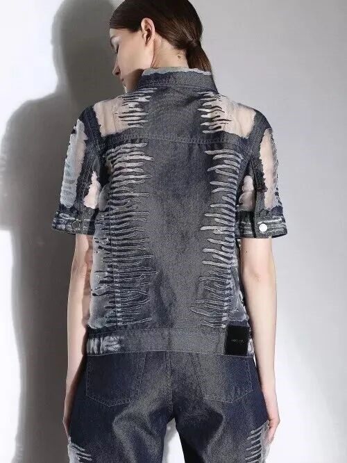 2026时尚的时尚浪潮席卷而来 ---- 蕾丝、缎面、原色牛仔与透明面料成为了T台与街头的主角。