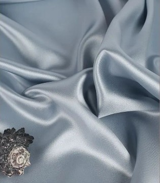 2026时尚的时尚浪潮席卷而来 ---- 蕾丝、缎面、原色牛仔与透明面料成为了T台与街头的主角。