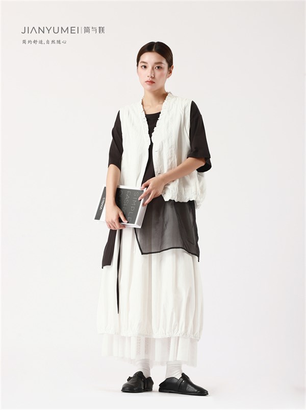 自然为底，休闲为笔，时尚成画——简与媄马甲的穿搭哲学